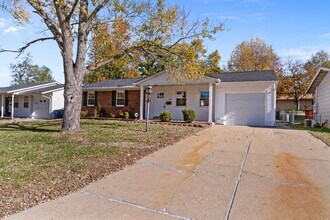 2180 Glenoro Dr in Florissant, MO - Building Photo - Building Photo