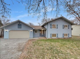 8232 Sumter Ave N in Minneapolis, MN - Building Photo