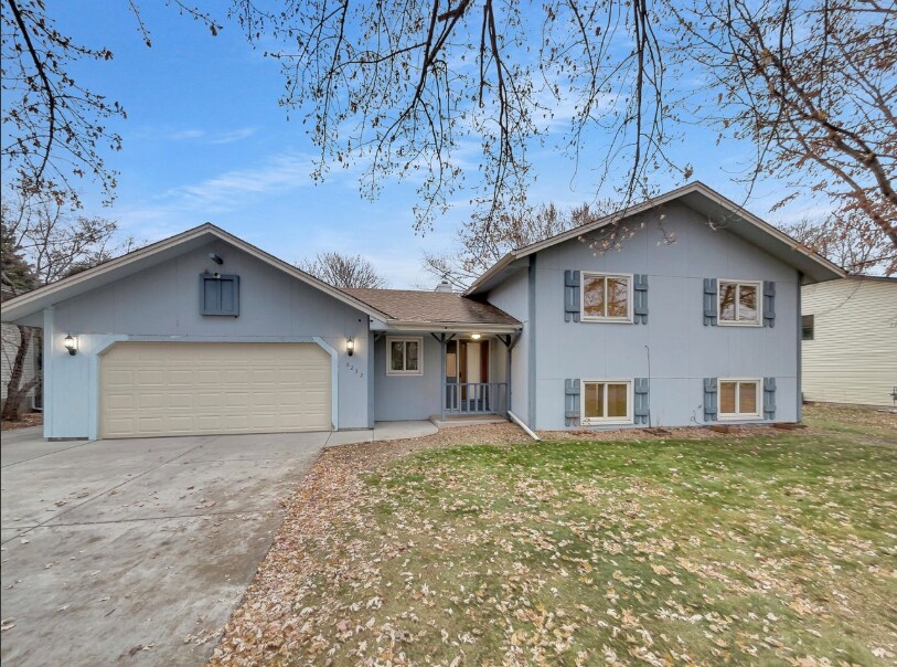 8232 Sumter Ave N in Minneapolis, MN - Building Photo