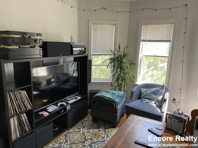 26 Haskell St, Unit 2 in Boston, MA - Building Photo - Building Photo