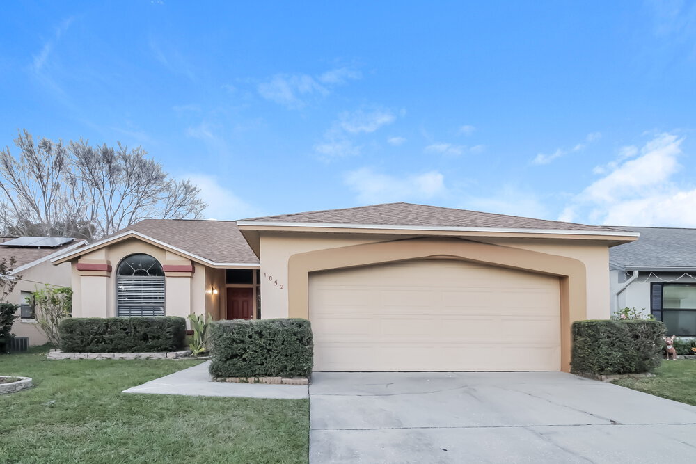 1052 Alpug Ave in Oviedo, FL - Foto de edificio