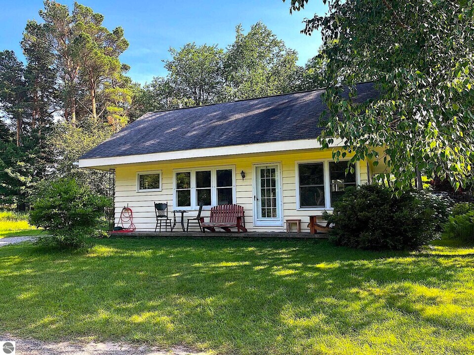 11292 S Lacore Rd in Empire, MI - Building Photo