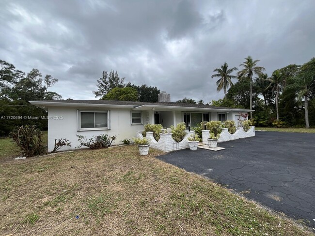 8902 N Bates Rd in Palm Beach Gardens, FL - Building Photo - Building Photo