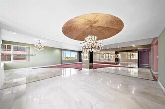 5255 Collins Ave in Miami Beach, FL - Building Photo - Building Photo