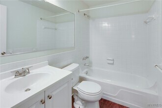 8 Chestnut Ridge Ln in Buffalo, NY - Building Photo - Building Photo