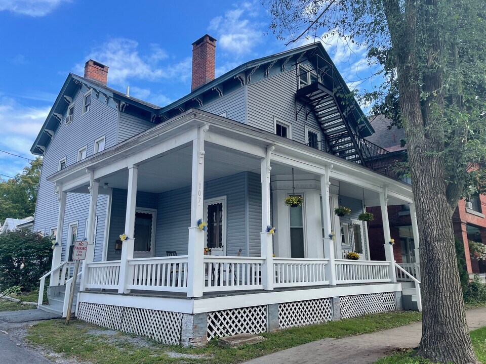 107 Caroline St in Saratoga Springs, NY - Building Photo