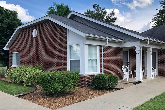 Lotts Landing Senior Apartments in Carlinville, IL - Foto de edificio - Building Photo