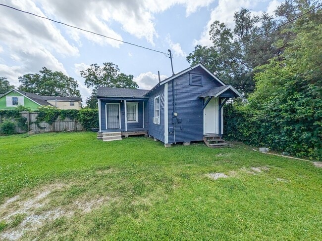 property at 625-627 E Pipkin St