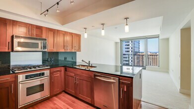 650 Bellevue Way NE in Bellevue, WA - Foto de edificio - Building Photo