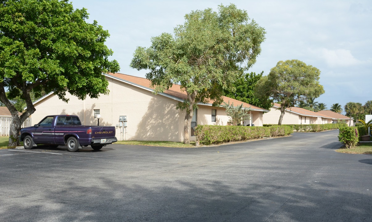 Roan Gardens in West Palm Beach, FL - Foto de edificio