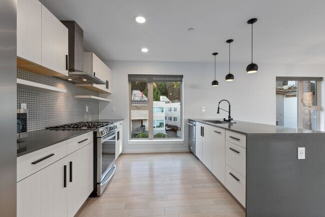 2420 Wickstrom Pl SW in Seattle, WA - Building Photo - Building Photo