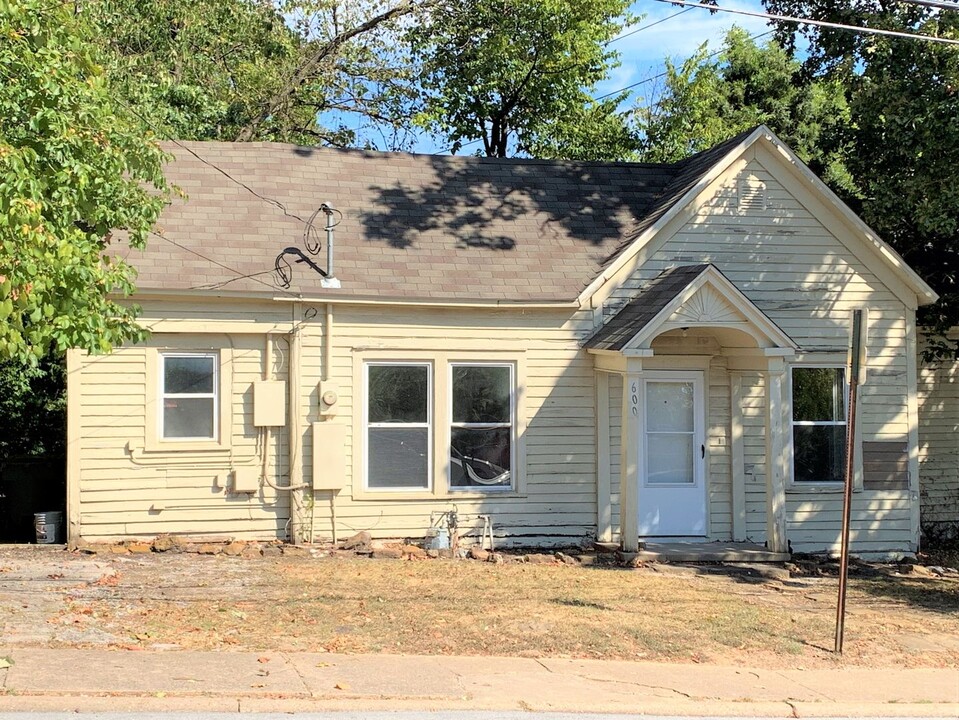 600 W Douglas St in Fayetteville, AR - Building Photo