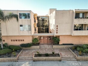 5429 Newcastle Ave, Unit 106 in Encino, CA - Building Photo - Building Photo