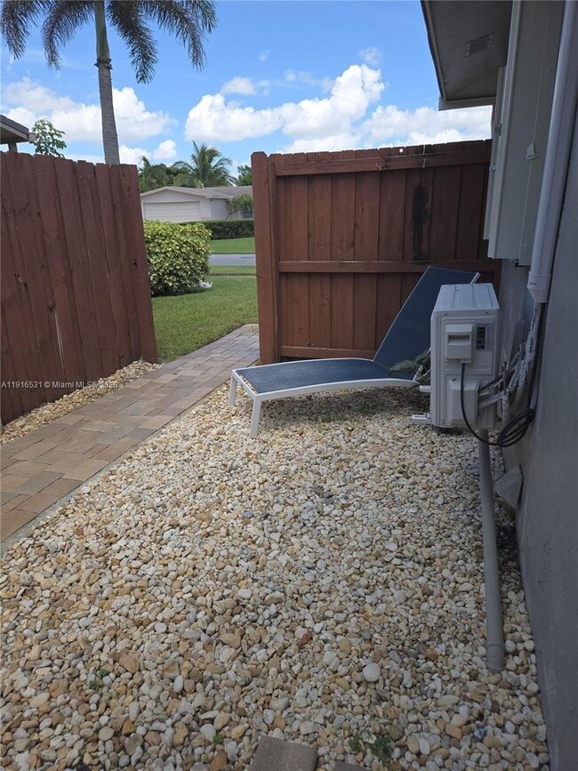 11030 NW 18th St in Pembroke Pines, FL - Building Photo - Building Photo