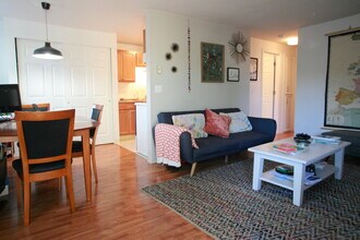4925 SE 71st Ave, Unit 4925 in Portland, OR - Building Photo - Building Photo