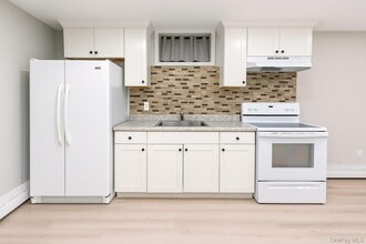 7 Paul Dr in Selden, NY - Building Photo - Building Photo