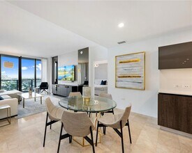 88 SW 7th St, Unit 3004 in Miami, FL - Building Photo - Building Photo