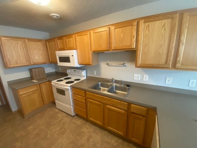 2444 Yellowstone Dr in Hastings, MN - Building Photo - Building Photo