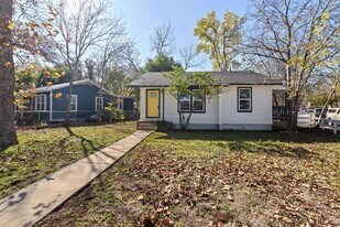 105 Riverside Dr in San Marcos, TX - Building Photo