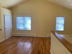 8 Hickory Rd-Unit -B in Port Washington, NY - Building Photo - Building Photo