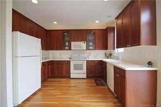 49 Woodcrest Ln in Danbury, CT - Building Photo - Building Photo