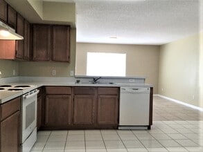 1054 Royal Oaks Dr in Apopka, FL - Foto de edificio - Building Photo