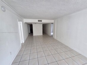 10000 NW 80th Ct in Miami Lakes, FL - Building Photo - Building Photo