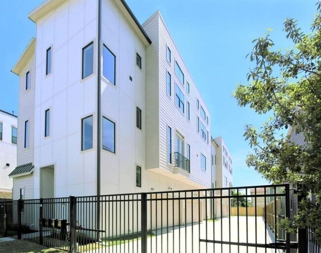 property at 820 W 22nd St