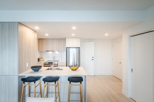 Mostra Centropolis in Laval, QC - Building Photo