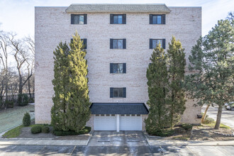 Oakbrook Terrace East in Oakbrook Terrace, IL - Building Photo - Building Photo