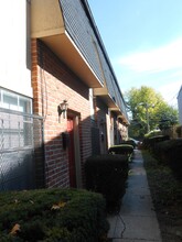 1360 Highland St, Unit Apt E in Columbus, OH - Foto de edificio - Building Photo