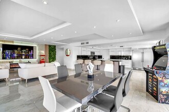 468 Golden Isles Dr in Hallandale Beach, FL - Foto de edificio - Building Photo