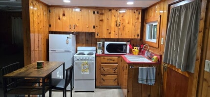 233 Peninsula Dr in Westwood, CA - Building Photo - Building Photo