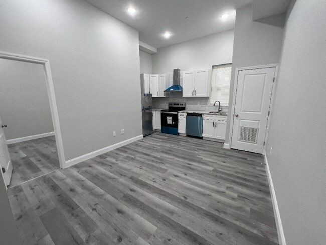 106 S 42nd St-Unit -6 in Philadelphia, PA - Building Photo - Building Photo