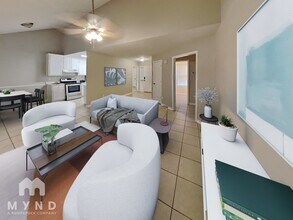 725 Cowan Rd in Covington, GA - Foto de edificio - Building Photo