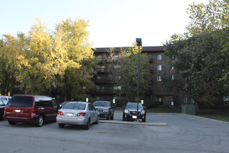 Medinah on the Lake in Bloomingdale, IL - Foto de edificio - Building Photo