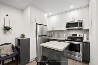 595 St Clair Ave W in Toronto, ON - Building Photo - Building Photo