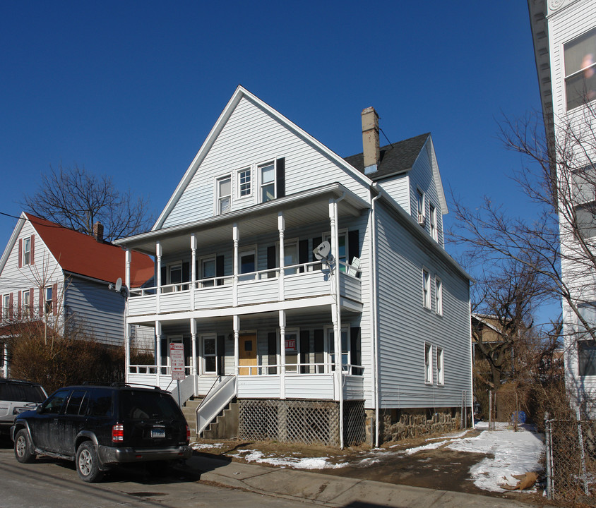 18 E Walnut St in Stamford, CT - Building Photo