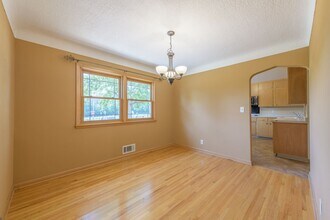 871 Carmen Ln in Mendota Heights, MN - Building Photo - Building Photo
