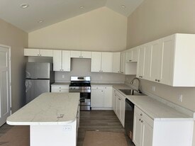 2018 Maple St, Unit 2018 in Hull, IA - Building Photo