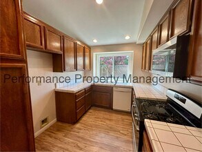 9412 Coulter Ct in Bakersfield, CA - Foto de edificio - Building Photo