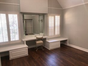 20950 Oxnard St in Woodland Hills, CA - Building Photo - Building Photo