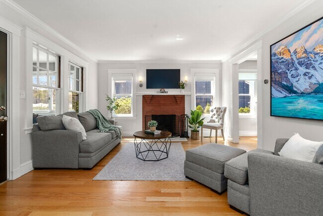 135 Rowe St in Newton, MA - Foto de edificio - Building Photo