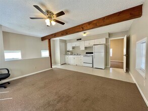 1125 N Valderas St in Angleton, TX - Building Photo - Building Photo
