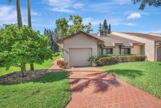 4705 Fountains Dr S in Greenacres, FL - Foto de edificio - Building Photo
