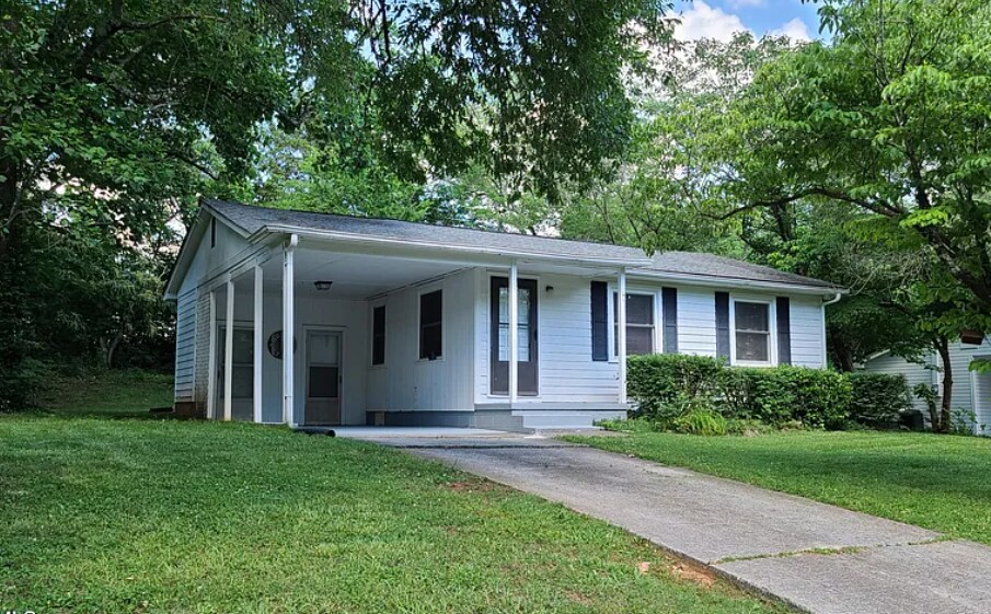 320 Leatherwood Dr in Maryville, TN - Foto de edificio
