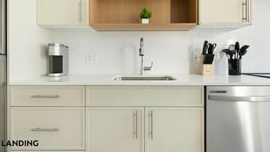 5334 Baltimore Ave, Unit 418 in Hyattsville, MD - Foto de edificio - Building Photo