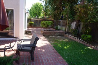 12 Holly St in Irvine, CA - Building Photo - Building Photo