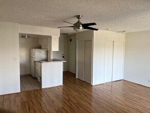 6827 Whitsett Ave in North Hollywood, CA - Foto de edificio - Building Photo