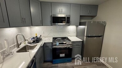 1008 Woodhaven Dr in Edison, NJ - Building Photo - Building Photo